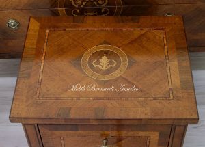 Comodino in legno massiccio con intarsi in stile neoclassico Maggiolini produzione artigianale italiana